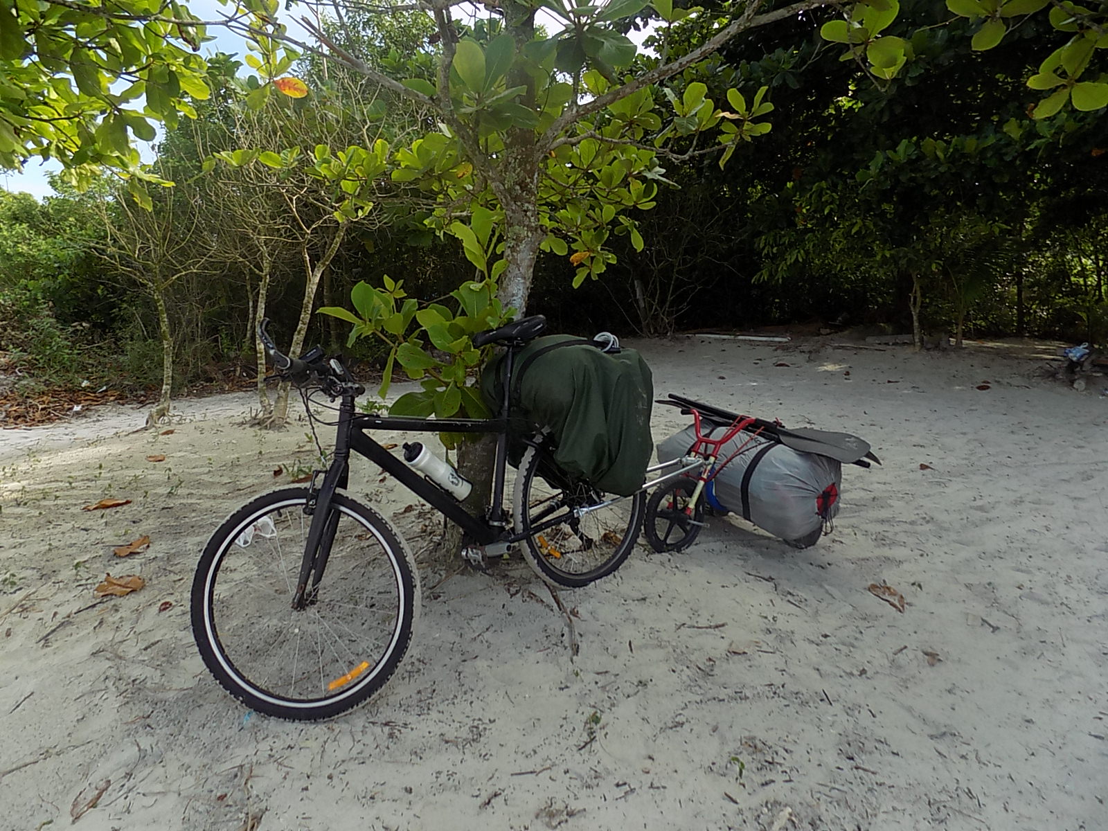 Ilha de Superagui - Bicicleta no Camping na Vila do Superagui