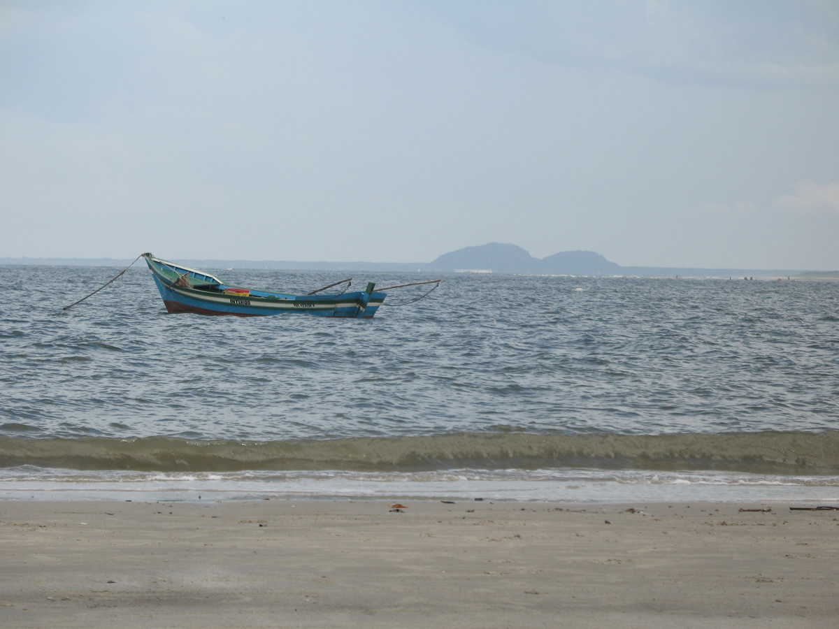 Ilha de Superagui - barco na praia